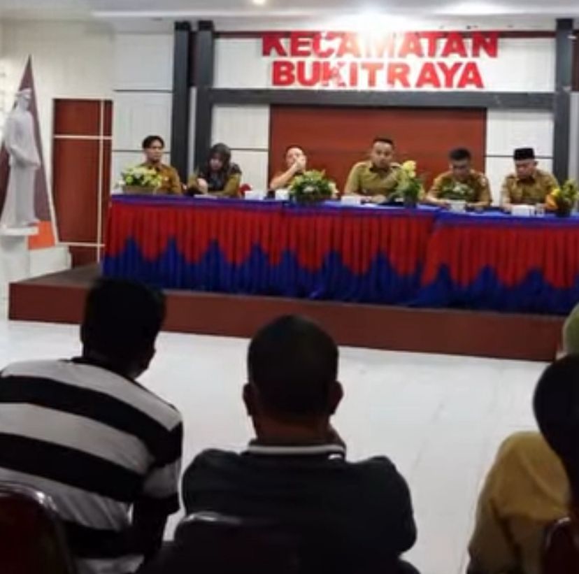 Camat Bukitraya Gelar Pertemuan Bersama Angkutan Sampah Mandiri untuk Ciptakan Kecamatan Bebas Sampah