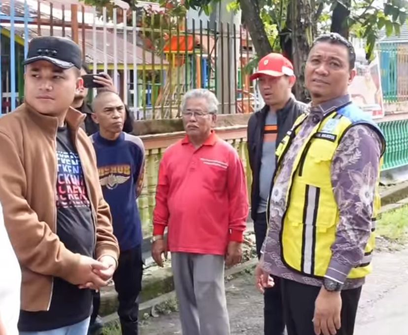 Gotong-Royong di Jalan Wonosari Kelurahan Tangkerang Selatan, Camat Bukit Raya Turut Dampingi Wawako