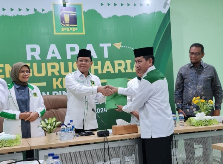 Wakil Ketua OKK Agus Salim (saat ini Plt Sekretaris PPP Riau) menyerahkan surat pernyataan penggantian Ketua DPW PPP Riau melalui Muswilub atau mekanisme lain kepada Plt Ketum Moerdiono (foto/ist)