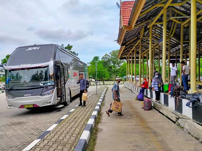 PEKANBARU – Terminal Bandar Raya Payung Sekaki (BRPS) Pekanbaru mulai memperkuat pengawasan terhadap armada bus yang beroperasi menjelang arus mudik Idulfitri 1447 Hijriah/2026. Langkah ini dilakukan untuk memastikan seluruh kendaraan dalam kondisi aman dan laik jalan sebelum membawa penumpang menuju berbagai daerah tujuan. Kepala Terminal BRPS Pekanbaru, Bambang Armanto, mengatakan pihaknya secara rutin melaksanakan pemeriksaan kendaraan atau ram check sebagai bagian dari standar keselamatan transportasi darat. Menurutnya, pemeriksaan tersebut bertujuan memastikan kondisi teknis bus tetap laik jalan, mulai dari sistem pengereman, kelengkapan administrasi kendaraan, hingga kesiapan pengemudi. “Kami rutin melakukan ram check sebelum keberangkatan bus. Beberapa hari lalu juga telah dilakukan pemeriksaan gabungan bersama pihak terkait, dan ke depan kegiatan ini akan kembali dilaksanakan,” ujar Bambang. Ia menjelaskan bahwa kegiatan pemeriksaan dilakukan secara berkala dengan melibatkan sejumlah instansi terkait guna meminimalkan risiko gangguan perjalanan selama masa mudik Lebaran. Penguatan pengawasan terhadap armada bus ini menjadi bagian dari persiapan yang dilakukan pengelola terminal dalam menghadapi meningkatnya mobilitas masyarakat menjelang Idulfitri. Dengan berbagai langkah antisipasi tersebut, pihak Terminal BRPS berharap arus mudik Idulfitri tahun ini dapat berlangsung aman, tertib, dan lancar. Selain itu, kenyamanan penumpang juga menjadi perhatian utama agar perjalanan menuju kampung halaman dapat berjalan dengan baik tanpa hambatan.